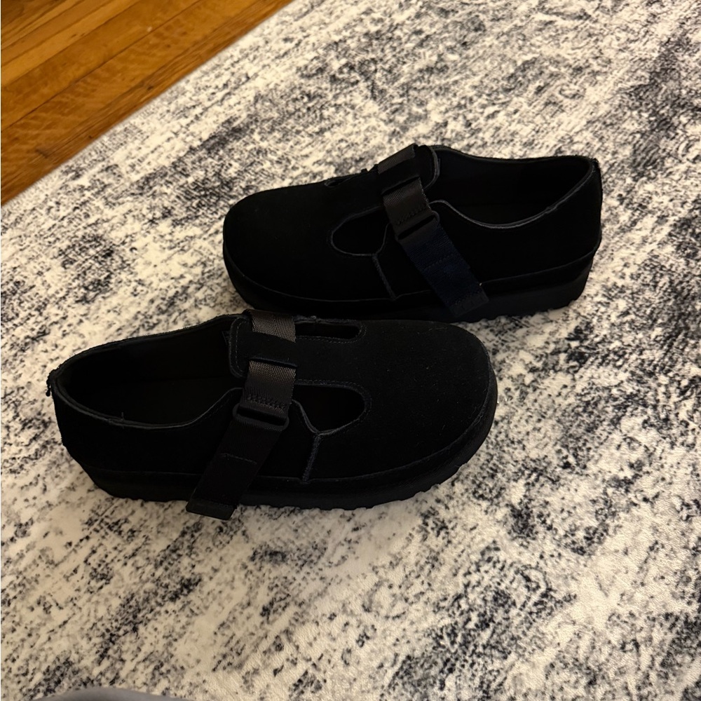 UGG Black Flats with Bow Detail - Picture 3 of 3